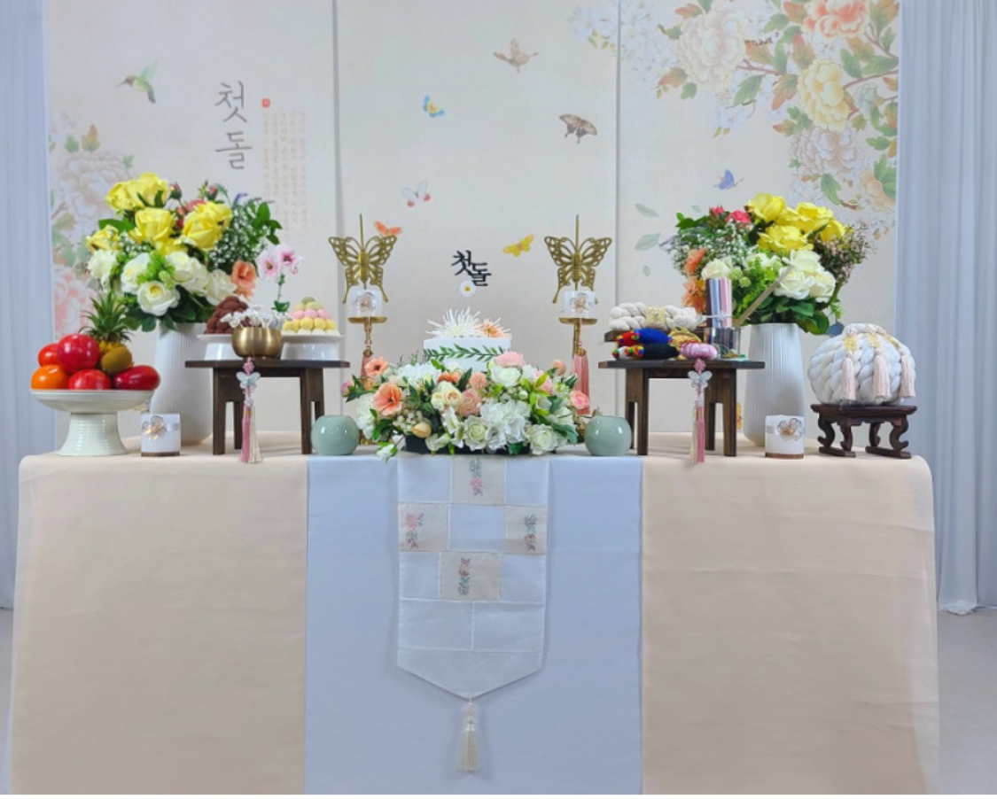 Traditional first birthday dol table with cake and florals